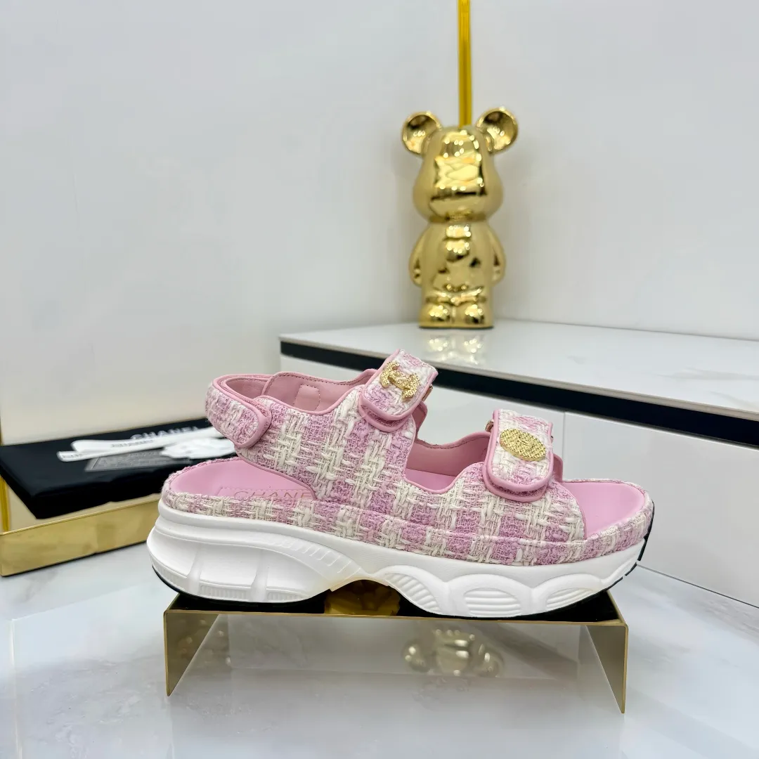👟👟Ex-factory price 640👟👟 Top version... Chanel｜Chanel Xiaoxiang Velcro Beach Slippers Slippers Casual Beach Shoes 25ss Spring and Summer New Style! Beach shoes are a hit all over the internet! The latest model from the counter, I am still willing to buy it on my feet. It must be ranked among the most popular models. It is invincible in all seasons. Various bloggers and Internet celebrities can see the matching styles. Highly recommended. Pearlescent sheepskin upper, sheepskin lining, suede for feet. Original open-molded TPU outsole size: 35-40 (customized for 40 and 41). Full set of original packaging 👉 👉 👉